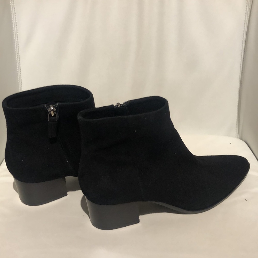 SELECT SUEDE SHORT BOOTS.